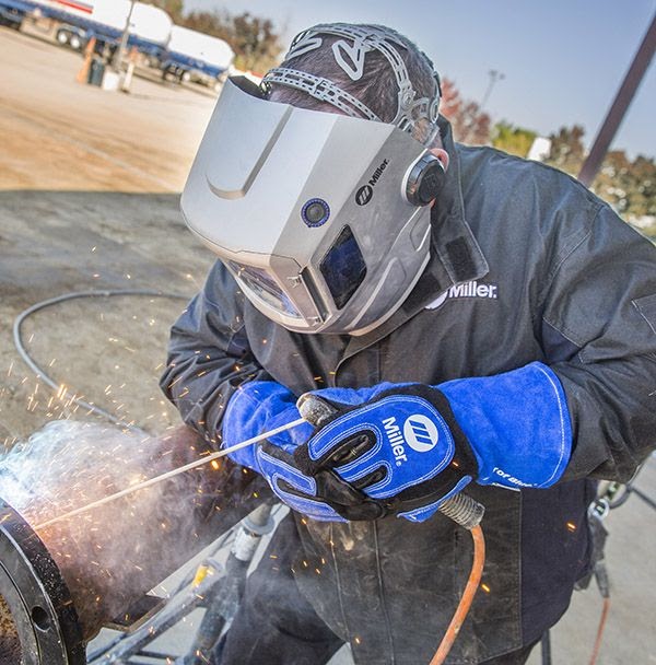 Auto darkening welding helmet